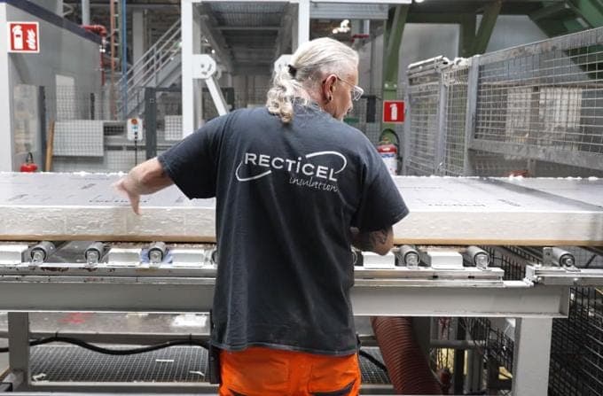 Recticel opent fabriek om afval van isolatieplaten te recycleren