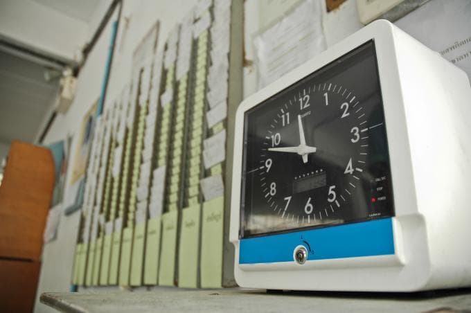 Klok tikt voor verplichte tijdregistratie, maar amper de helft van de bedienden houdt werkuren al bij