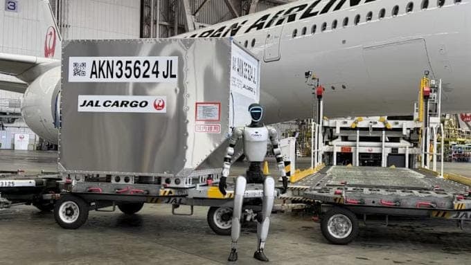 BEKIJK: Op deze luchthaven met personeelstekort sorteren humanoïde robots bagage