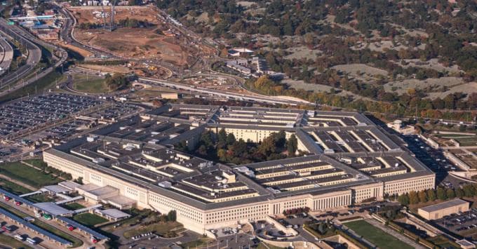 Pentagon laat Anthropic links liggen in nieuwe AI-deal met zeven techbedrijven