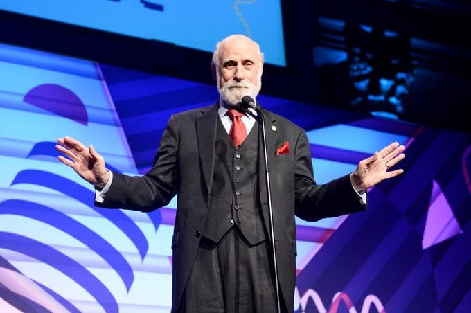 ‘Vader van het internet’ Vinton Cerf (83) waarschuwt voor ‘schrikbarend’ probleem met AI-agents voor zijn pensioen