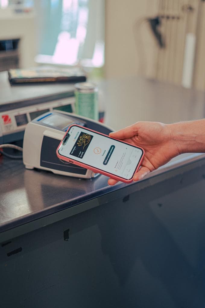 Monizze laat je nu met je smartphone contactloos via maaltijdscheque betalen: ‘Drie tot vijf keer goedkoper voor handelaars’