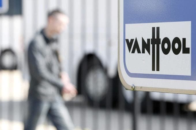 Vlaamse regering biedt mee op terrein busbouwer Van Hool