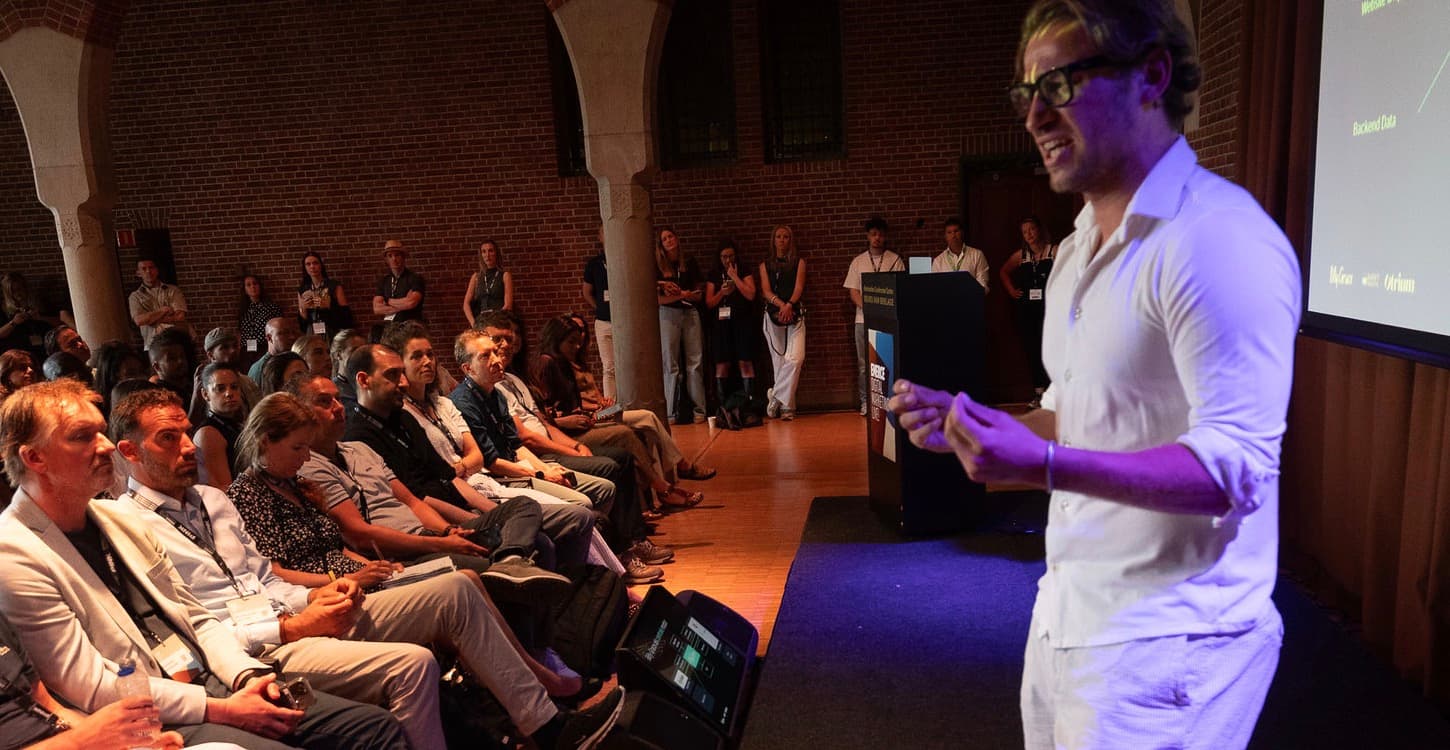 DML: Otrium met honderden AI-radiocommercials naar buitenland
